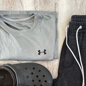 Under Armour Gray T-Shirt with Logo. Heather Grey. EUC.